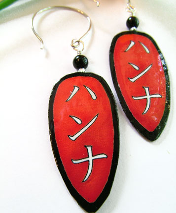 kanji earrings with the name hannah